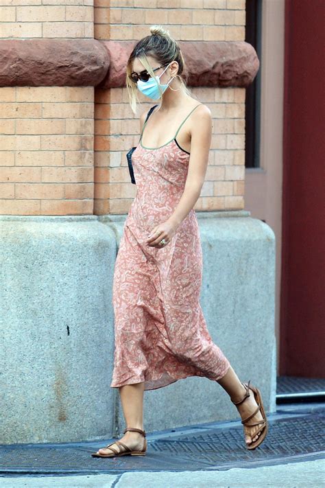 El 'slip dress' también queda perfecto con sandalias planas, lo