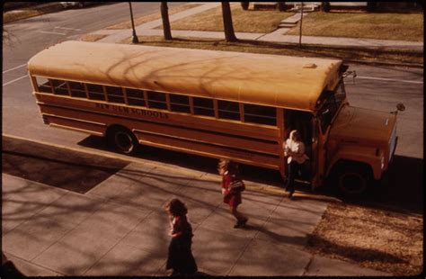 1975: what happened that year? | TakeMeBack.to