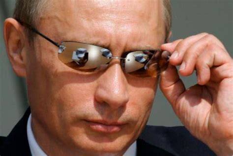 Фото Президент России Владимир Путин поправляет очки