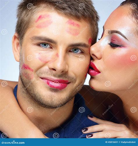 Top 103+ Pictures When A Guy Kisses Your Face All Over Completed