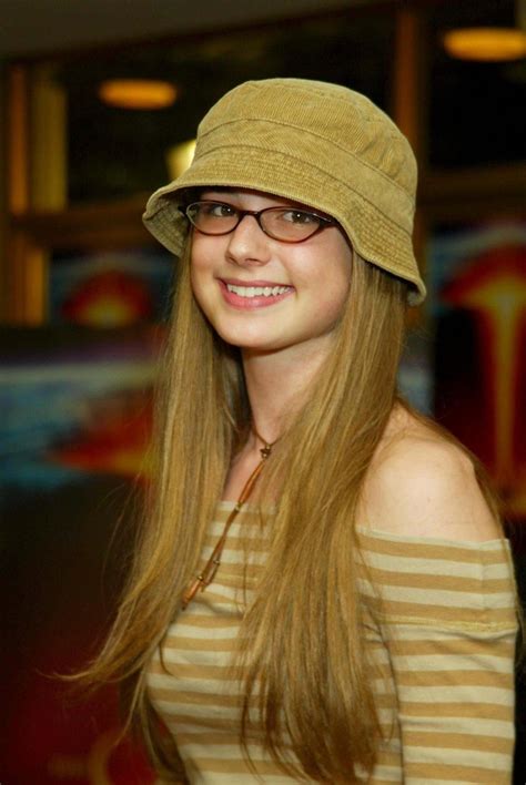 Emily VanCamp's so cute with glasses | Emily vancamp, Emily, Emily jacks
