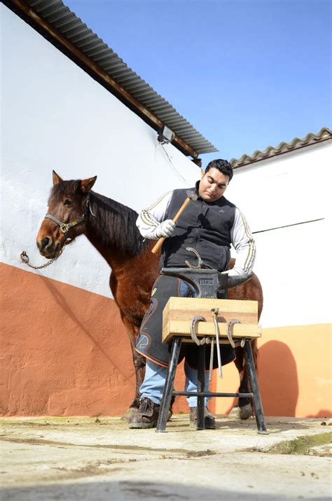 El herrador Juan Rodríguez, un joven defensor de los oficios antiguos