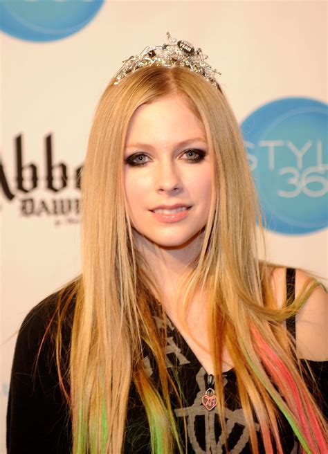 Avril Lavigne sexy per beneficenza nel video di "Goodbye"