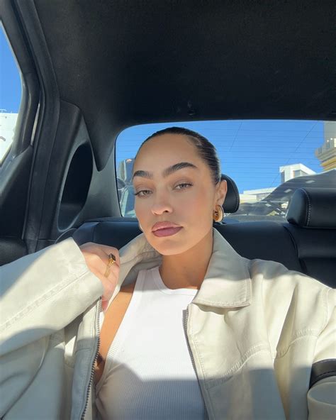 𝐻𝒶𝓃𝓃𝒶𝒽 𝐿𝑒𝑒 | Locked in. Happy Monday and remember to start your week