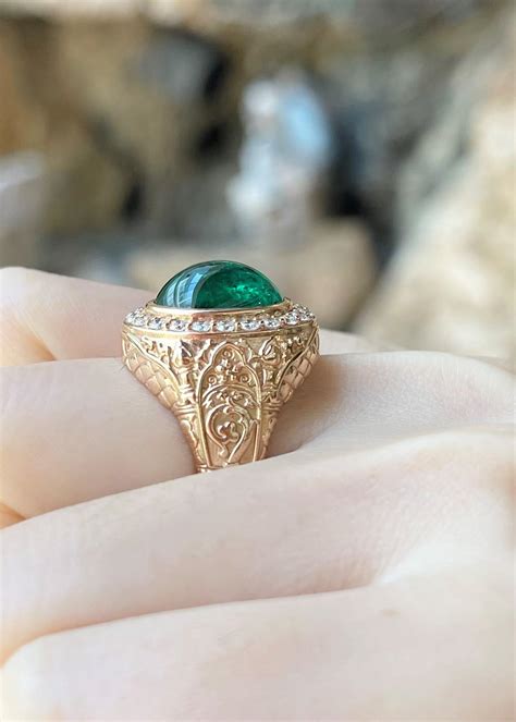 Cabochon Emerald with Diamond Ring set in 18K Rose Gold Settings For