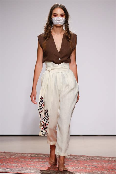 Shushan Kiev Spring 2017 Collection | Vogue
