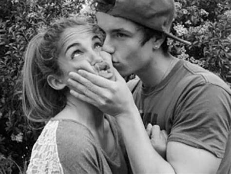 42 Awkward Kissing Moments | KLYKER.COM