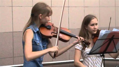 Девушки играют на скрипке в метро, в Киеве - YouTube