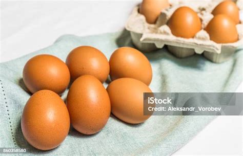 telur ayam segar  latar belakang putih  biru foto stok