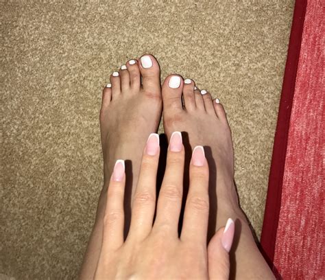 Luna Melba's feet