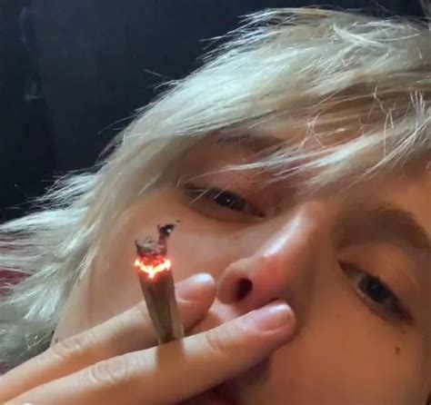 Я курю косяк, я будто иней.🚬 | Платина, Пастель гранж, Фотографирование ...
