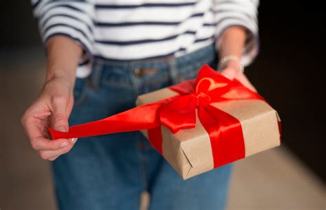 Что подарить подруге на день рождения: 30 оригинальных идей | РБК Life
