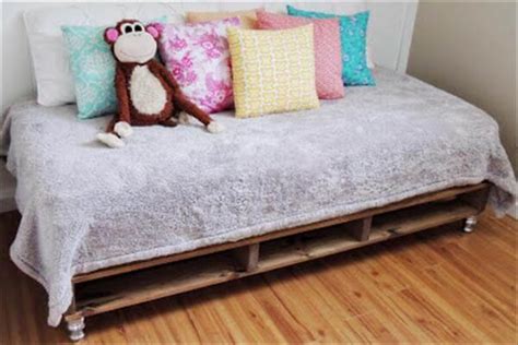DIY Cool and Easy Pallet Bed Tutorial - 101 Pallets