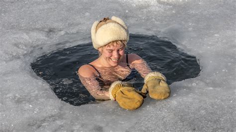 Cold-Plunging With Maine’s ‘Ice Mermaids’ - The New York Times