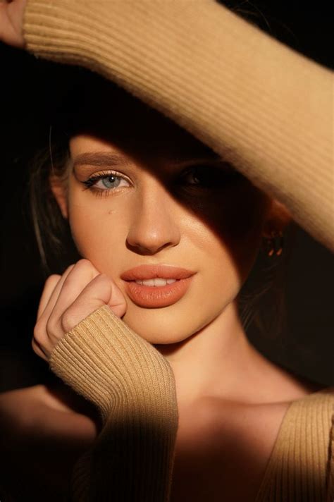 Красивая девушка | Studio portrait photography, Studio photography ...