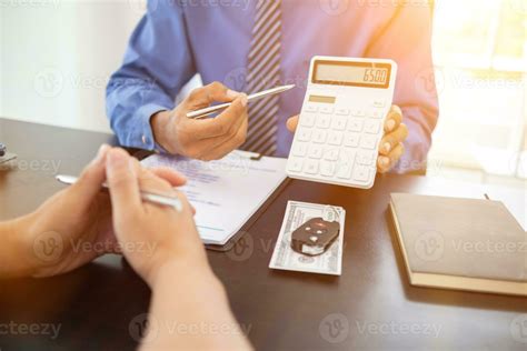 coche distribuidores tener trajo fuera documentos y calculadoras a