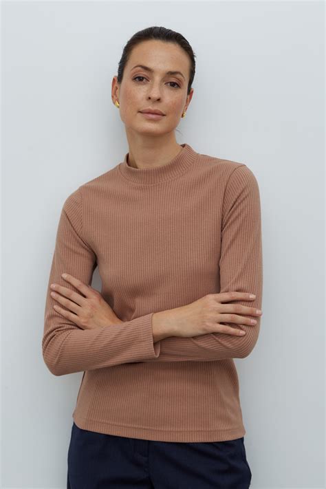 Водолазка бежевая (размер M) – купить за 2 700 ₽ | CLASSY brand