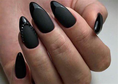 Черный матовый маникюр с дизайном: модные новинки (фото)