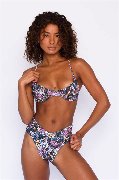 8 Hot Sexy Kate Mur Bikini Pics