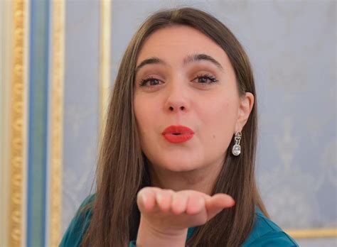 Юлія Мендель після чуток про вагітність показала фото з весільними воротами