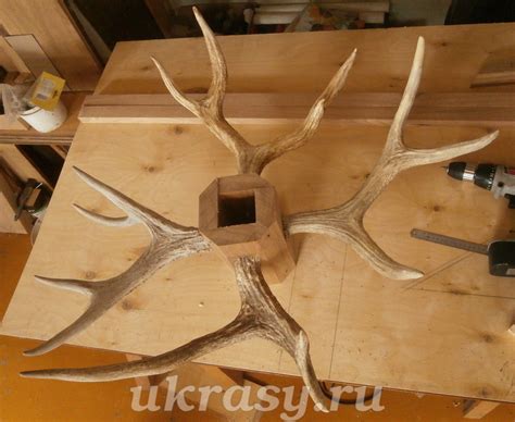Резная деревянная люстра с рогами изюбра "Лесной хоровод".