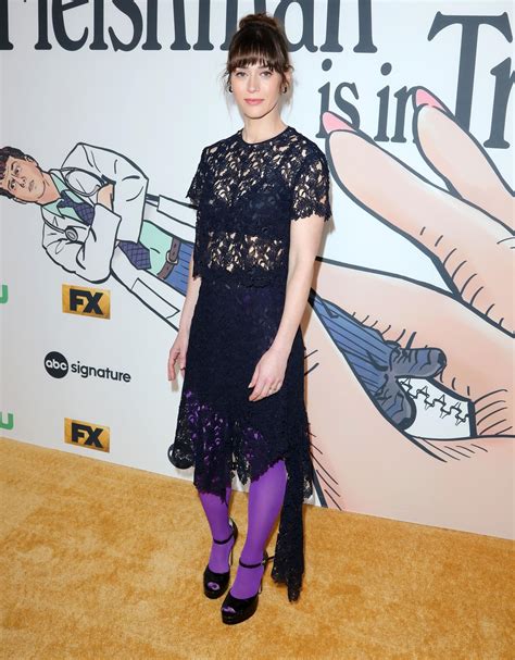 Lizzy Caplan : r/CelebsInTights