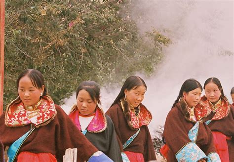 The women's ritual dance during the Klu Rol festival. | Mandala ...