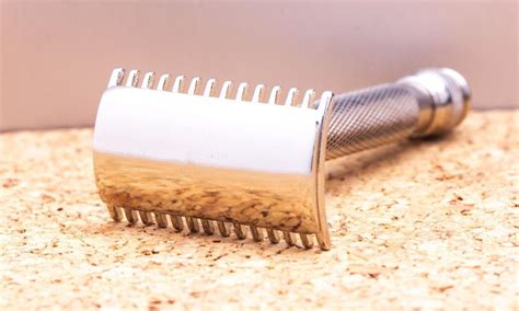 how to clean gillette razor