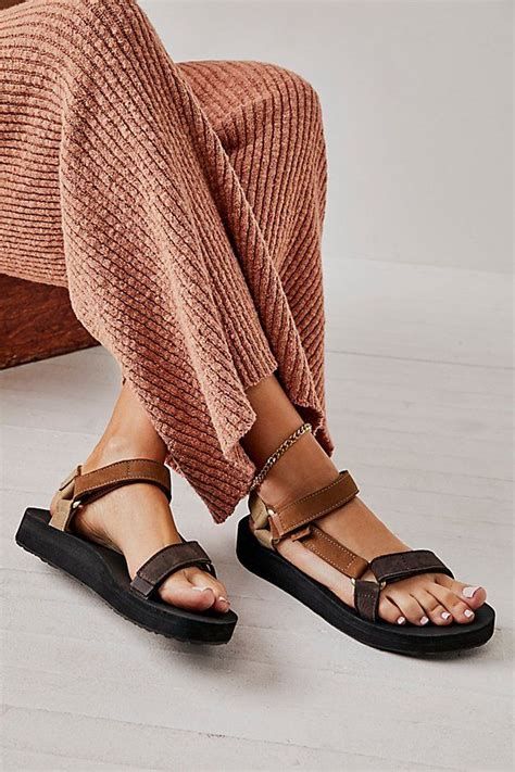 Teva Midform Universal Leather Sandals | Teva sandals outfit, Teva midform, How to style teva ...