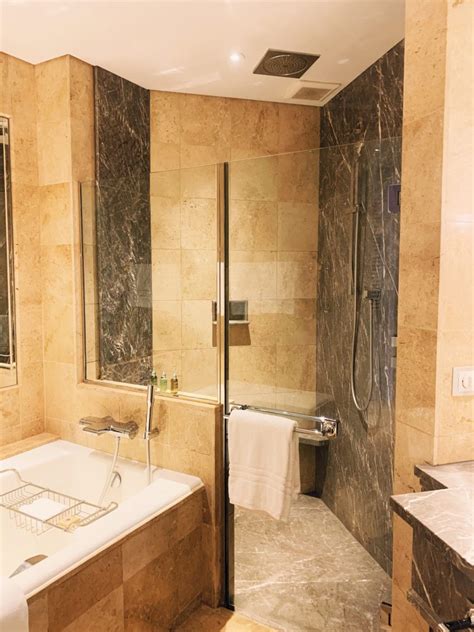 Hotel Review: Four Seasons Singapore - Travel by Srp