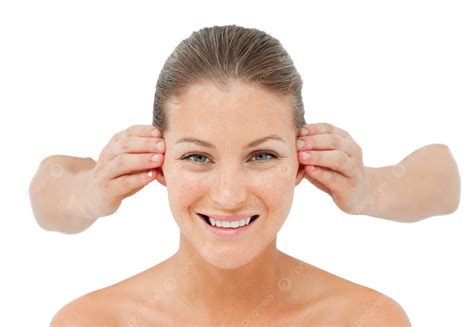 Uma Mulher Com Um Rosto Feliz Recebendo Uma Massagem Relaxante Na