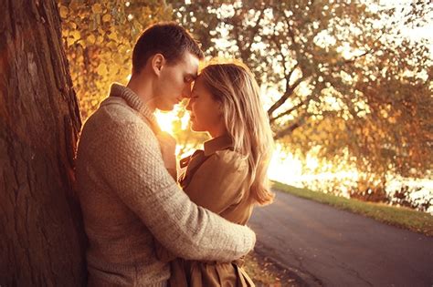 10+ Best Couple Poses - Ultimate Guide for Best Couple Photos