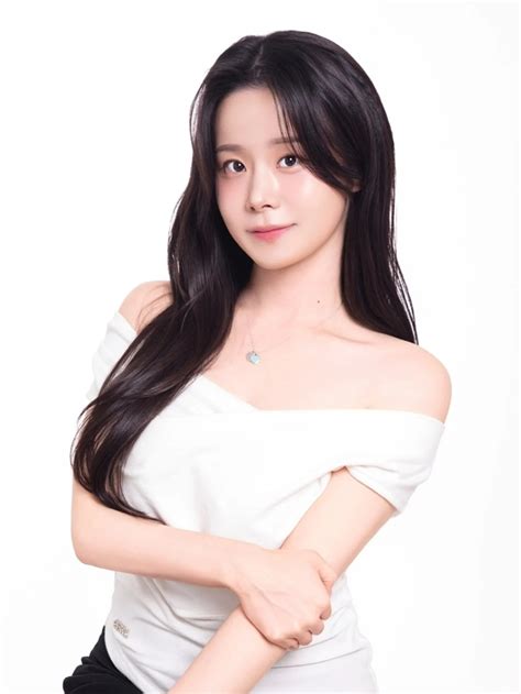 KSANA 크사나메이크업 | #크사나메이크업 #수채화메이크업 #프로필메이크업 차분한 베이지와 누드톤으로 고급진 분위기로