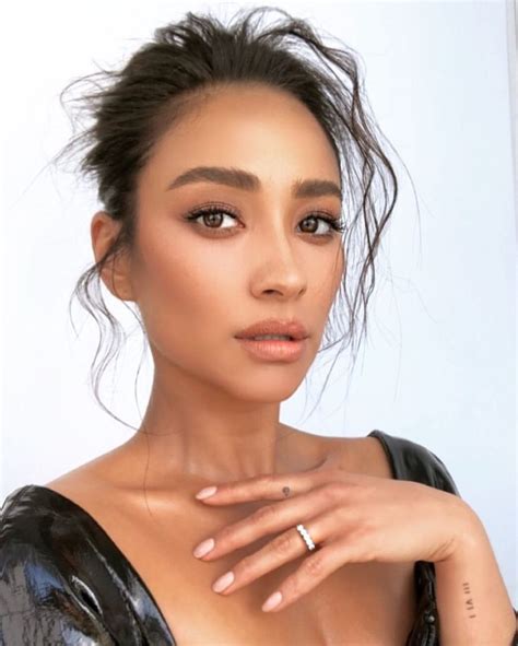 Shay Mitchell | Makeup inspiration, Shay mitchell makeup, Party makeup