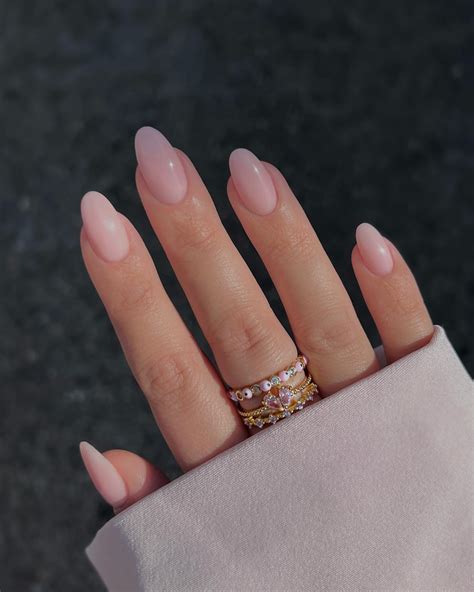 22+ Chic Neutral Almond Nail Ideas (2024) - DrExplains