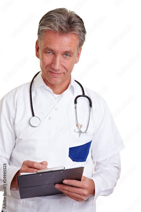 Mediziner mit Klemmbrett Stock Photo | Adobe Stock