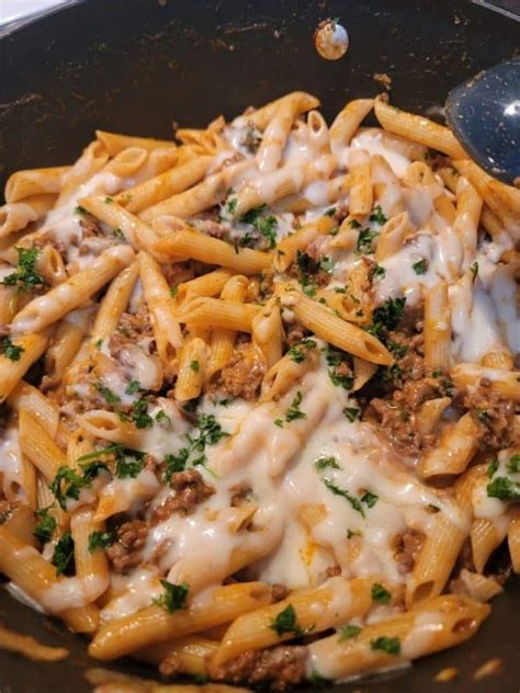 CHEESY GROUND BEEF PASTA SKILLET - the kind of cook recipe