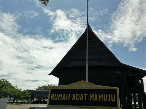 Rumah Adat Mamuju