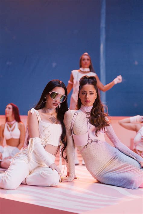 Tini luce las botas hasta los muslos de la tendencia fetichista para