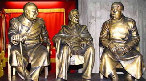 К 70-летию Ялтинской конференции скульптурная композиция, изображающая ...