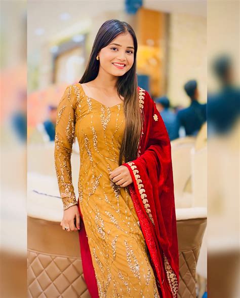 Suzee Thakur (@suzeethakur_) • Instagram photos and videos