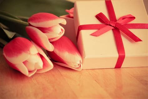Что подарить учителю на 8 Марта — какими должны быть подарки и как их ...