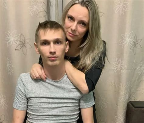 Пам’ятаєте хлопчика, який в 8 років колов дрова і до глядав ...