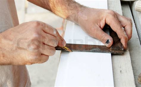 Handwerker Hände Zeichnen einer Linie auf weißem Kunststoff track ...