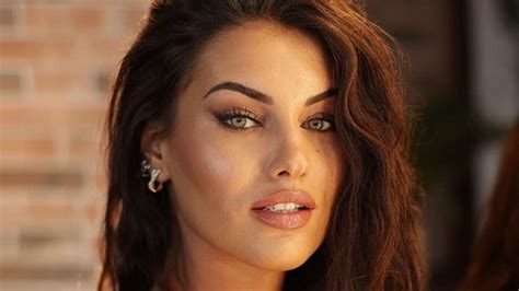 Carolina Stramare, una statua in costume: perizoma inesistente - VIDEO