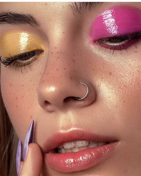 Неоновые тени и «влажные» глаза: новый тренд из Instagram