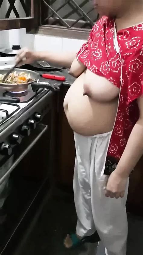 Desi Saleha, Tante halb nackt in der Küche | xHamster