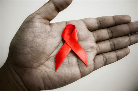 Aids: sintomas, diagnóstico, transmissão, tratamento e prevenção.