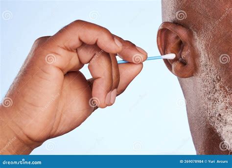 kind  depth studio shot   unrecognizable man scratching