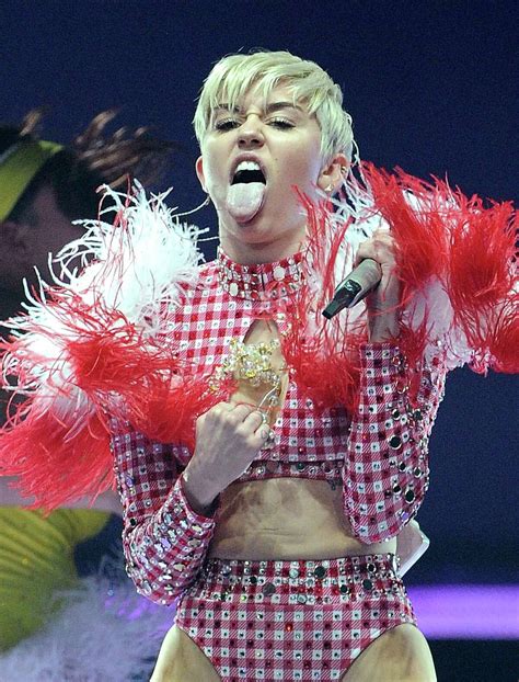 Miley Cyrus strips things down on 'Younger Now'